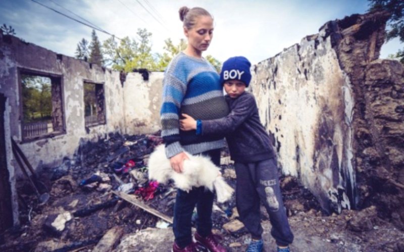 Băiețel din Brăești cu lacrimi în ochi după ce a rămas fără adidași. Un incendiu a distrus casa familiei