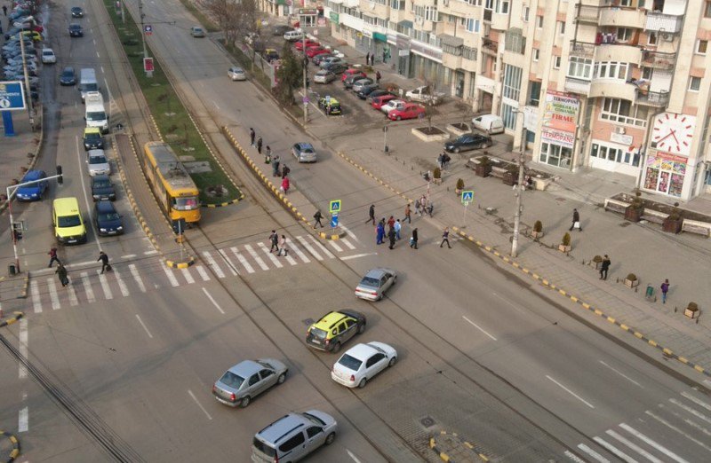 O nouă zi, o nouă deraiere! Infrastructura rutieră din municipiul Botoșani pune serios în pericol viața cetățenilor
