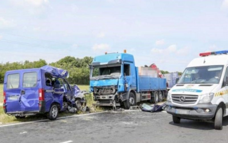 Accident teribil în Ungaria! Un român mort și alți patru răniți după ce microbuzul în care se aflau a fost spulberat de un camion