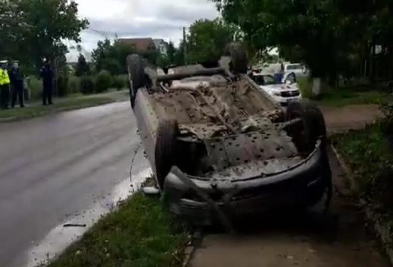 Accident la Botoșani! O mașină a ajuns pe cupolă după o ciocnire cu un taxi - FOTO