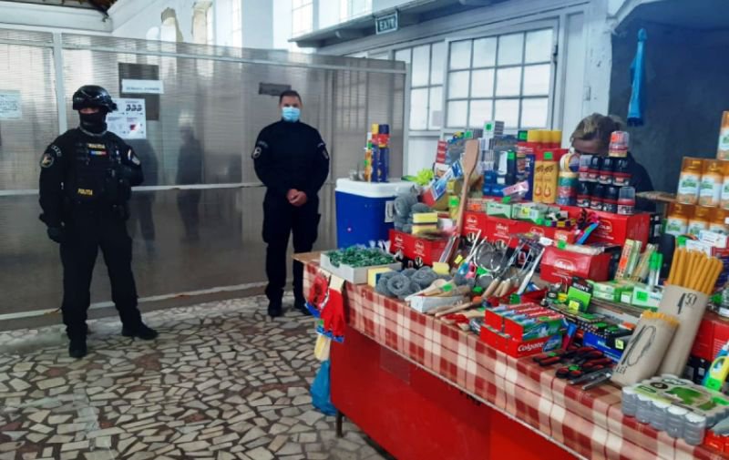 Descindere a poliției și mascaților în Piața Centrală din Botoșani. Zeci de comercianți amendați !