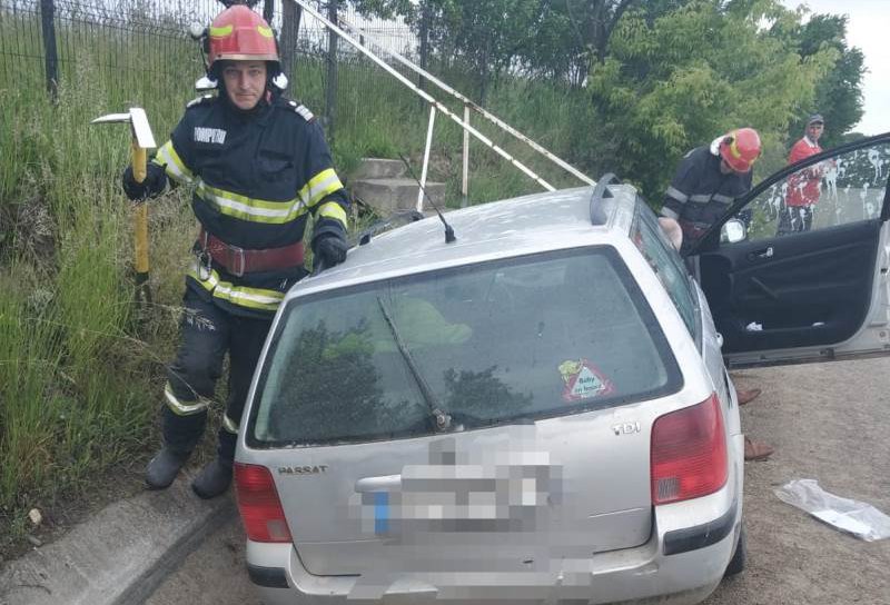 Accident! O mașină a acroșat un pieton, după care s-a izbit într-un cap de pod - FOTO