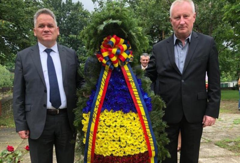 IPOTEȘTI: Prefectul și directorul cancelariei au depus o coroană de flori la bustul poetului național - FOTO