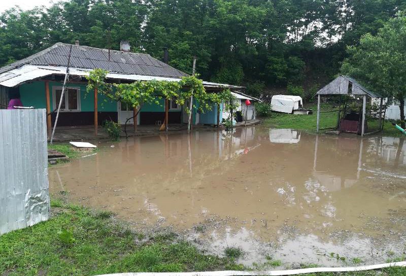 Patru gospodării din Săveni au fost inundate. Pompierii botoșăneni au intervenit pentru scoaterea apei – FOTO