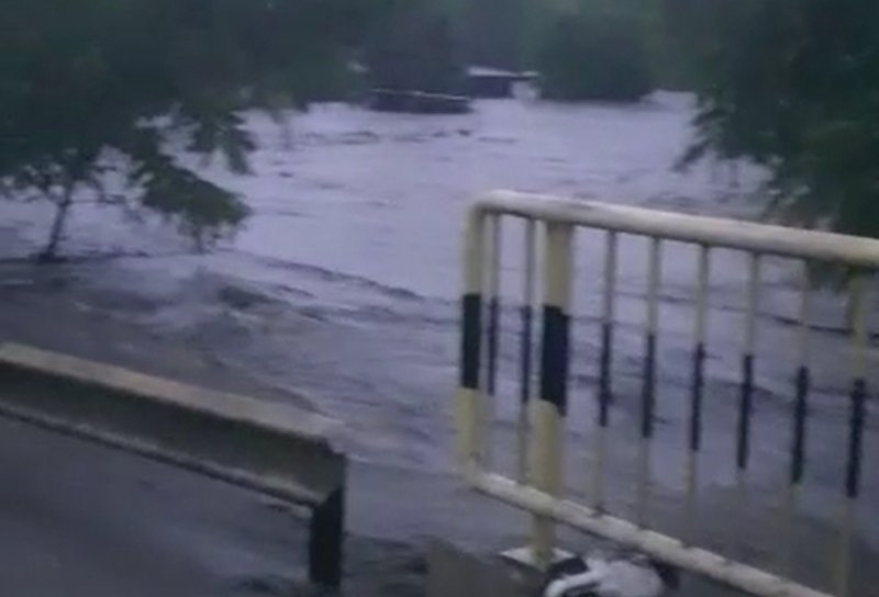 Inundații în județul Botoșani! Pompierii intervin de urgență. Un drum național a fost inundat - VIDEO