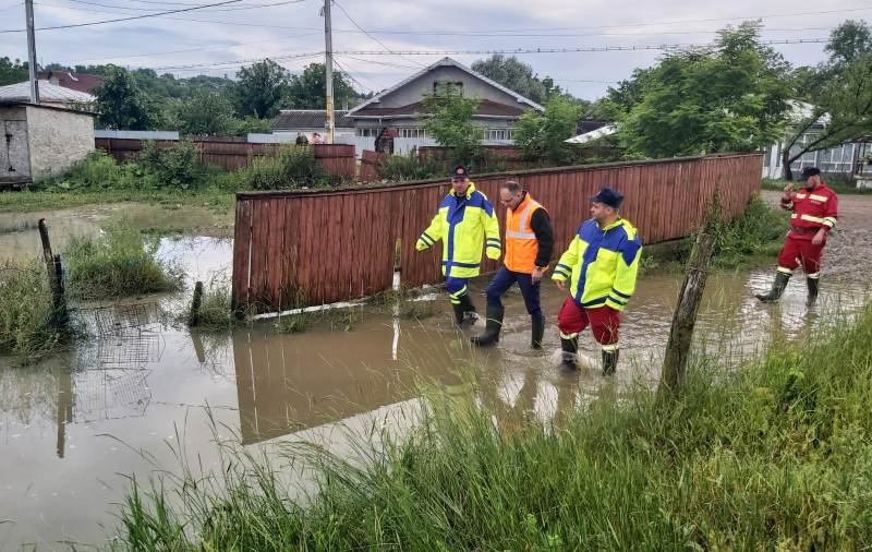 Locuitorii din municipiul Botoșani se luptă cu inundațiile, în timp ce primarul Flutur a fugit în concediu! În pandemie nu a scos capul la vedere, acum e plecat - FOTO