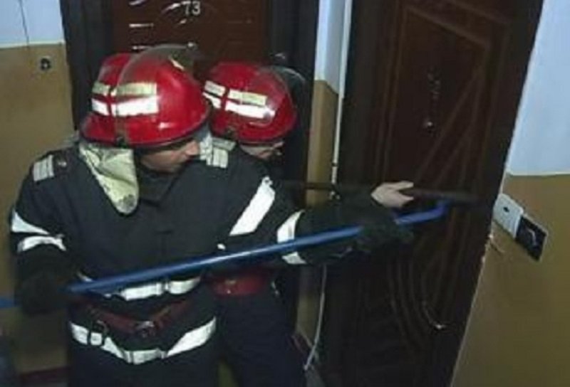 Femeie găsită fără suflare în propria locuință. Pompierii au spart ușa apartamentului