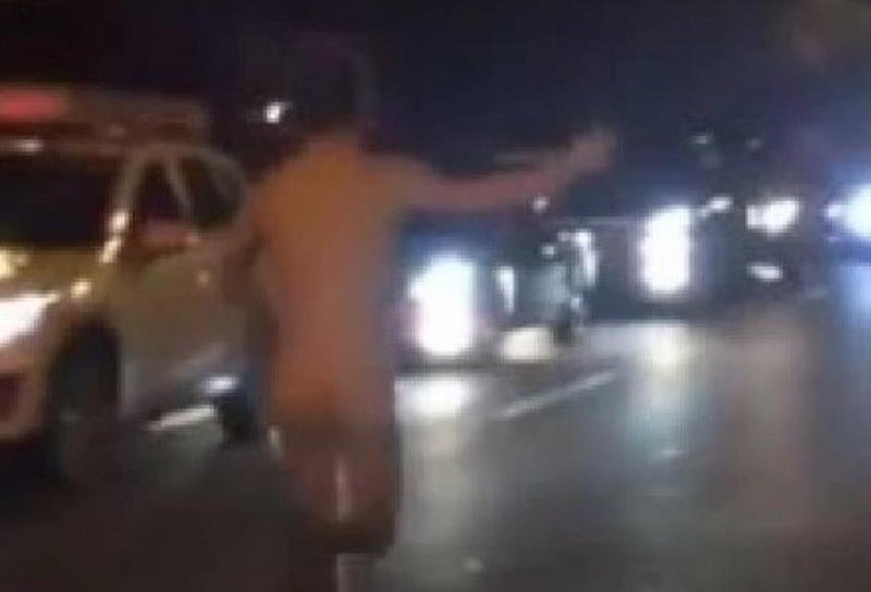 Un bărbat gol pușcă s-a apucat să se plimbe DN 29 Botoșani-Suceava simulând că se aruncă în fața mașinilor