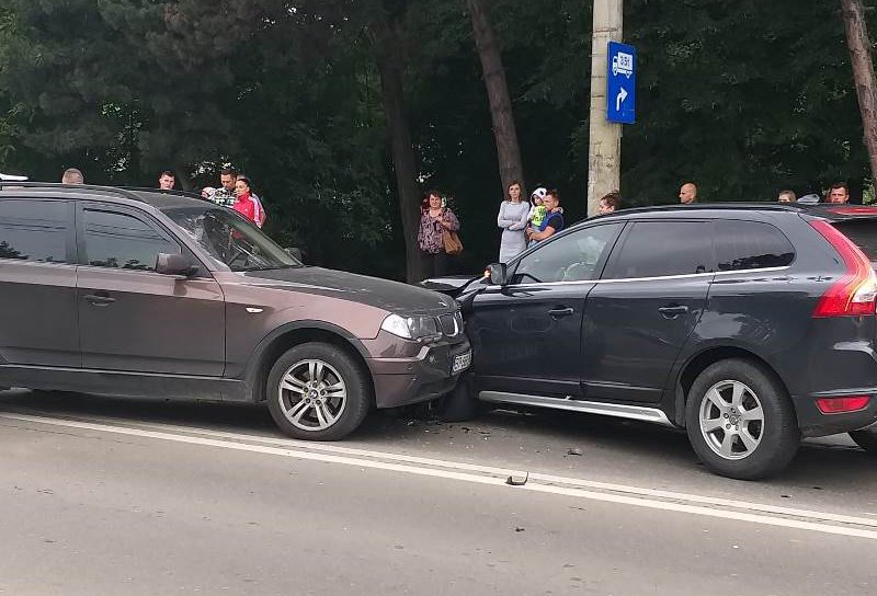 Mașină din Botoșani implicată într-un accident la Suceava. Două persoane au ajuns la spital