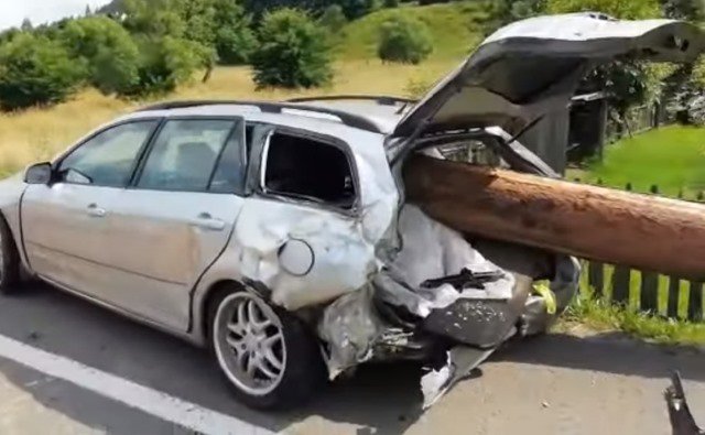 Grav accident de circulație în Suceava! Buștenii dintr-un camion au căzut pe o mașină - FOTO