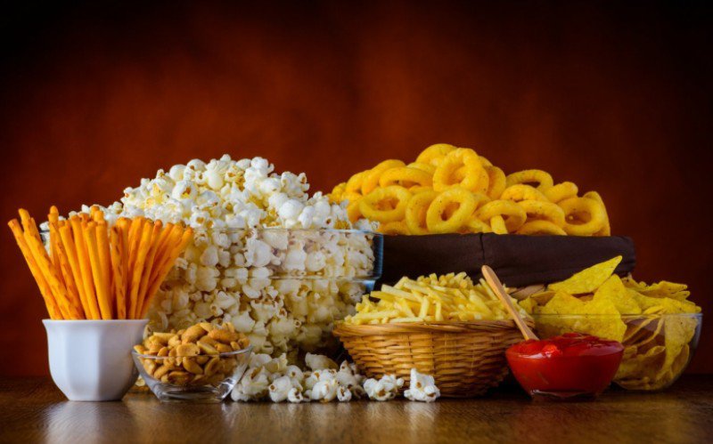 Napolitanele, chipsurile, margarina, popcornul pentru microunde INTERZISE în România! De la ce dată ar urma să se aplice LEGEA
