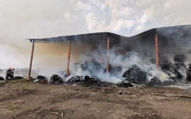 Incendiu izbucnit la un depozit de furaje în comuna Ripiceni, stins după 39 de ore