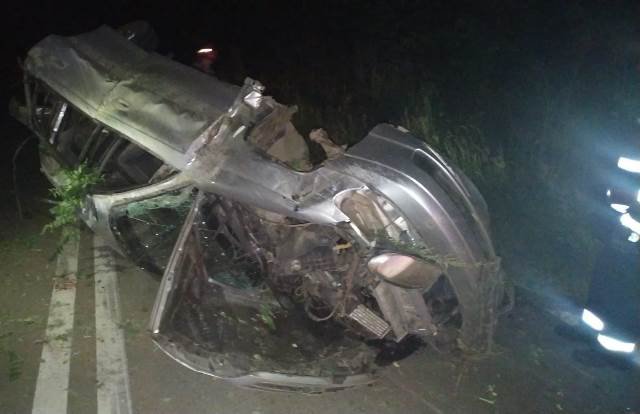 Accident la Botoșani! Mașină răsturnată după ce a lovit un cap de pod. Șoferul este în stare gravă