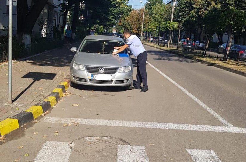 Acțiune a polițiștilor rutieri! Vizați cei care opresc mașinile pe trecerile pentru pietoni din Botoșani - FOTO