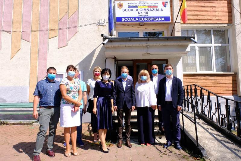 10.000 de măști și dezinfectant pentru mai multe școli din municipiul și județul Botoșani, donate de PSD în lipsa materialelor sanitare de la Guvernul Orban - FOTO