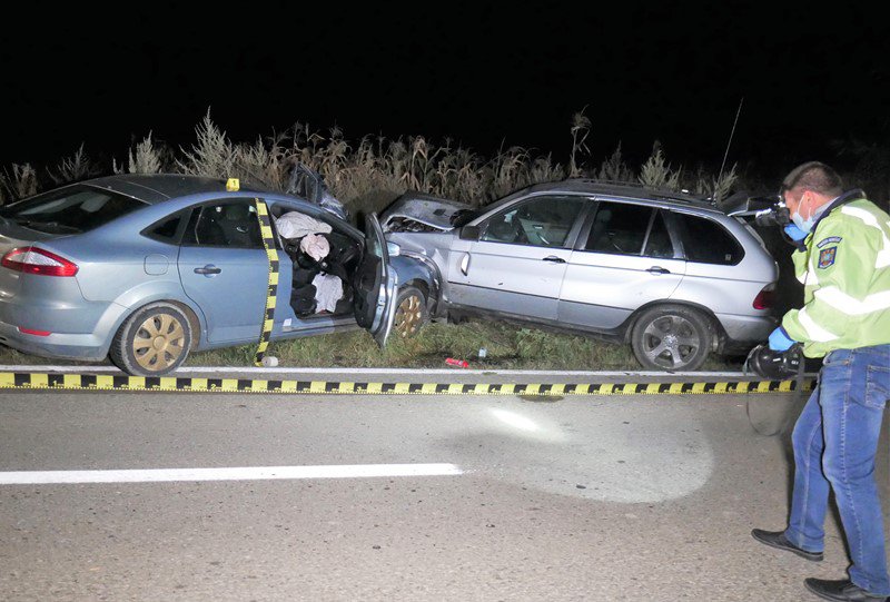 Accident pe un drum național din Botoșani! Două autoturisme s-au ciocnit frontal - FOTO