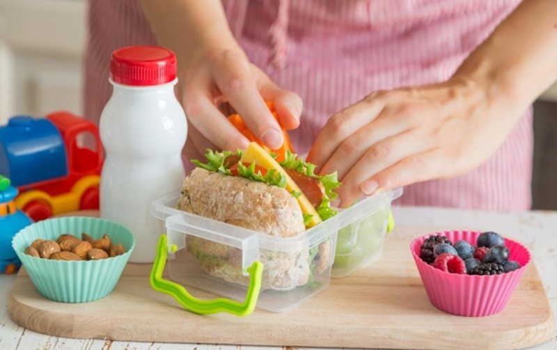 Alimentele care întăresc imunitatea copiilor și cele 3 reguli pentru un pachețel de școală perfect