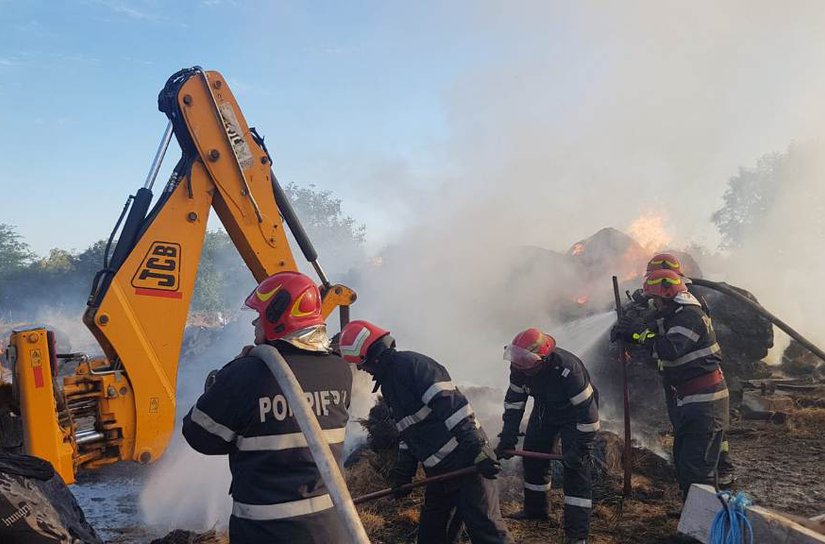 Pompierii se luptă de peste două ore pentru a lichida un incendiu produs într-o gospodărie din comuna Șendriceni – FOTO