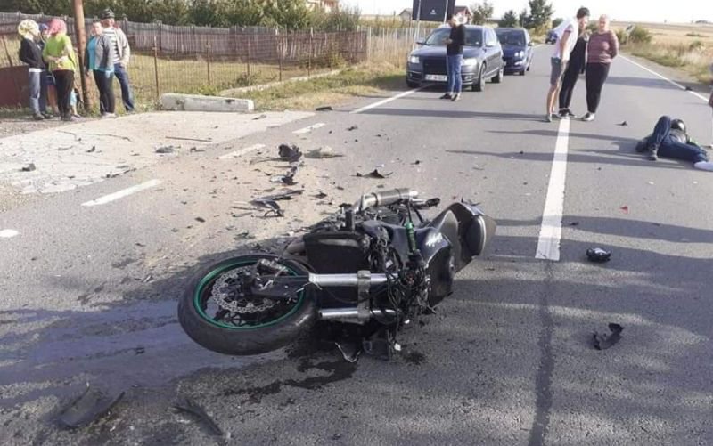 Accident grav pe drumul Botoșani – Suceava! Motociclist aruncat pe asfalt după impactul cu o mașină