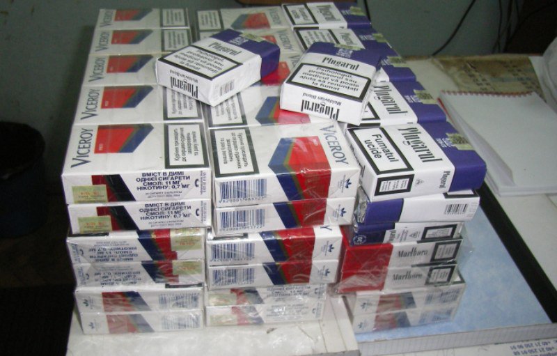 Patron de magazin prins cu țigări de contrabandă la vânzare