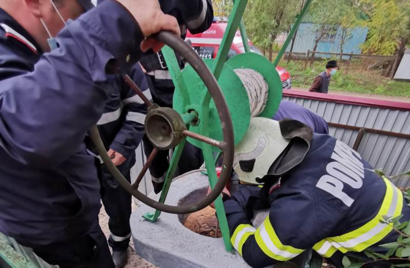 Femeie de 79 ani a fost salvată de pompieri dintr-o fântână adâncă de opt metri