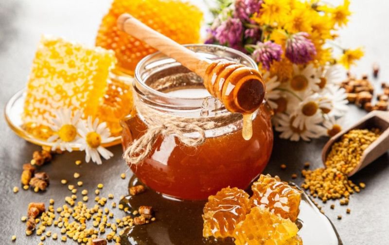 Mierea, ceara şi propolisul sunt produse ale stupului de care putem profita. Află care sunt beneficiile fagurelui de miere!