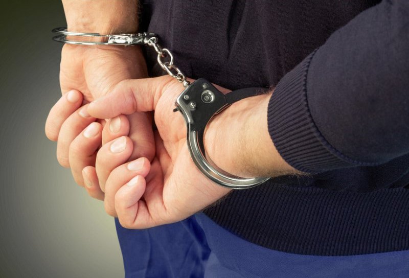 Bărbat prins de polițiști și escortat către Penitenciarul Botoșani
