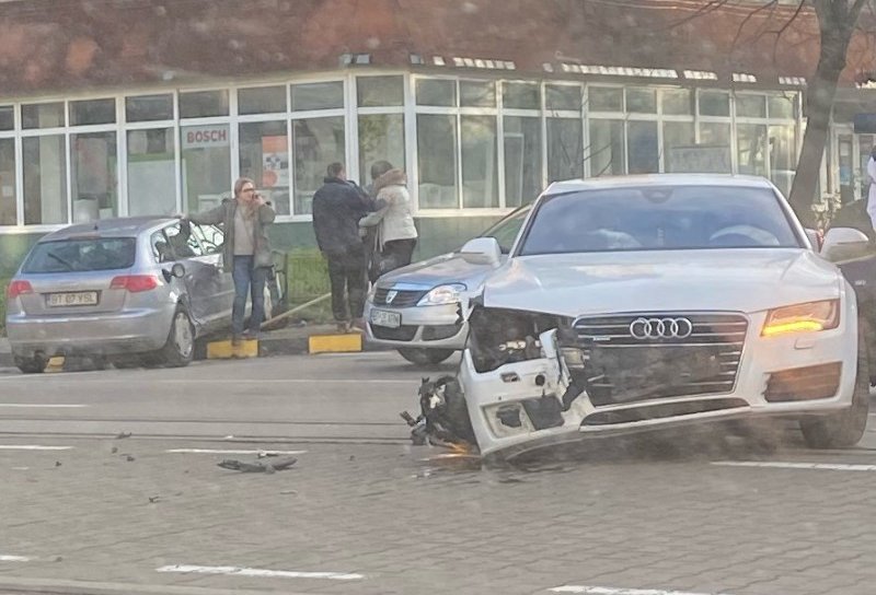Accident la Botoșani! Două mașini s-au ciocnit într-o intersecție din municipiu