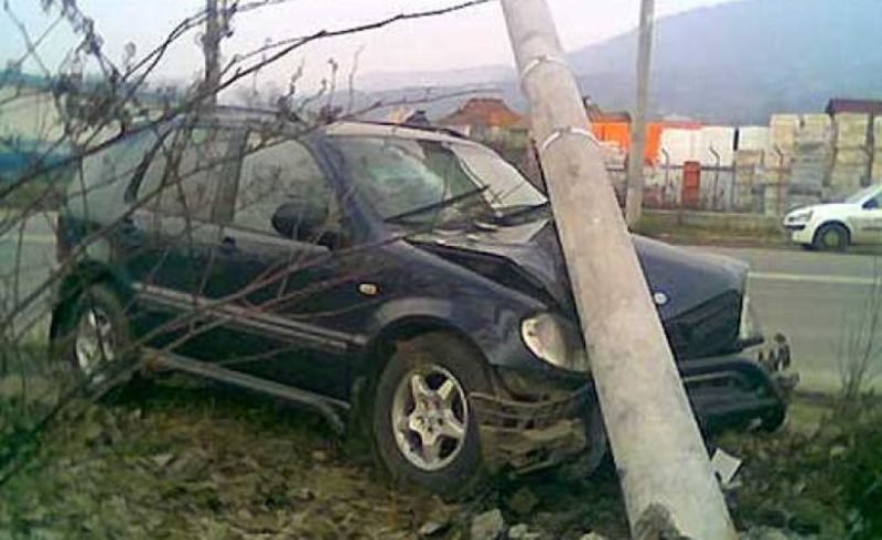 Beat și fără permis, un bărbat din Rădăuți Prut s-a oprit cu mașina într-un stâlp de electricitate