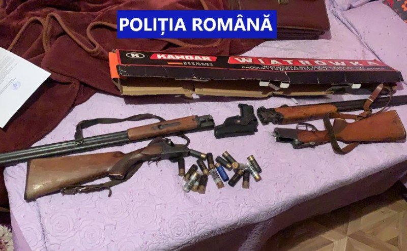 Botoșani: 12 arme letale ridicate în urma unor percheziții la persoane bănuite de braconaj - FOTO