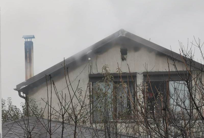 Incendiu izbucnit la o casă din Botoșani. Pompierii au intervenit pentru stingere - FOTO