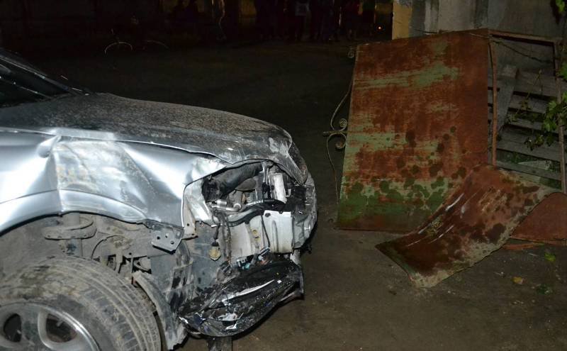 ACCIDENT la Bălușeni. Un tânăr aflat sub influența alcoolului s-a oprit cu mașina într-un gard