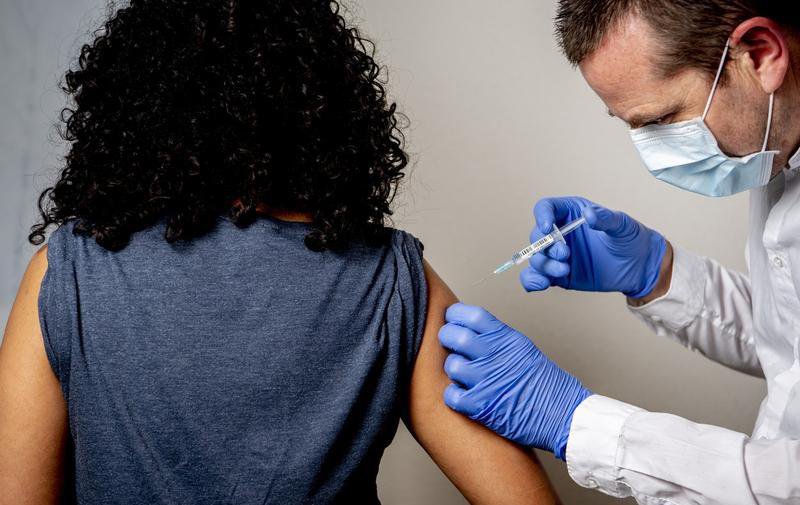 Procedură: Ce trebuie să facă o persoană dacă s-a infectat cu coronavirus după prima doză de vaccin