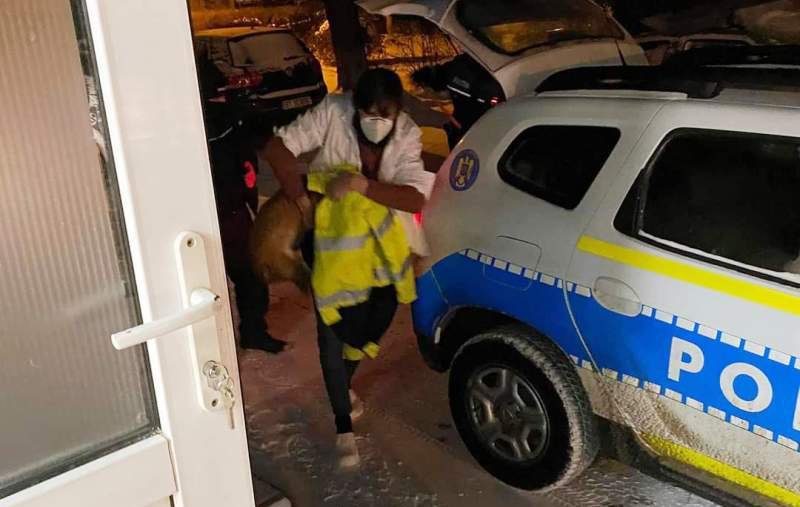 Câine salvat de doi polițiști botoșăneni inimoși – FOTO