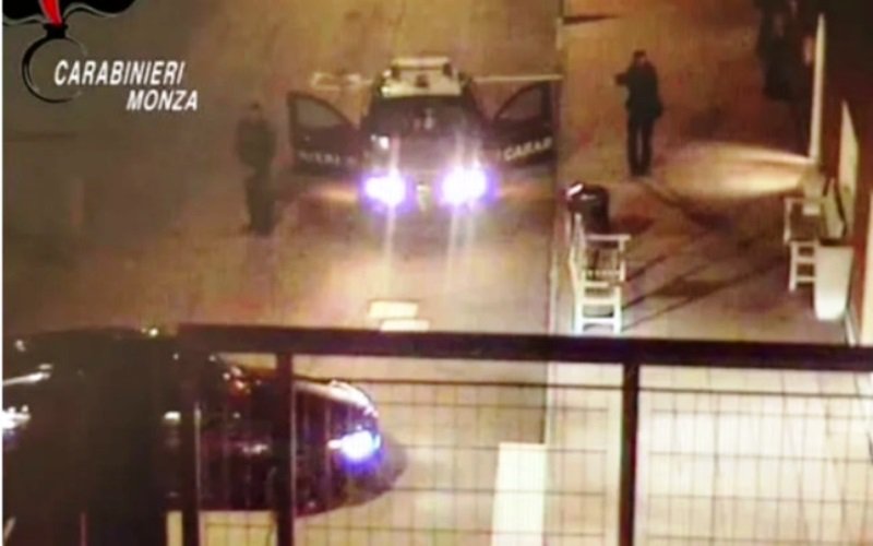 Un român înarmat cu o macetă a stârnit teroare în parcarea unui centru comercial din Italia