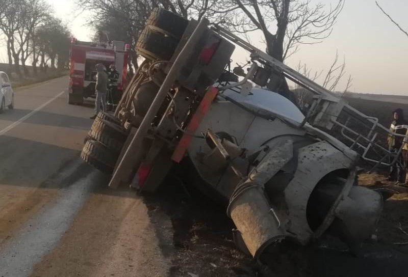 Camion răsturnat în localitatea Roma. Șoferul a fost transportat la spital - FOTO