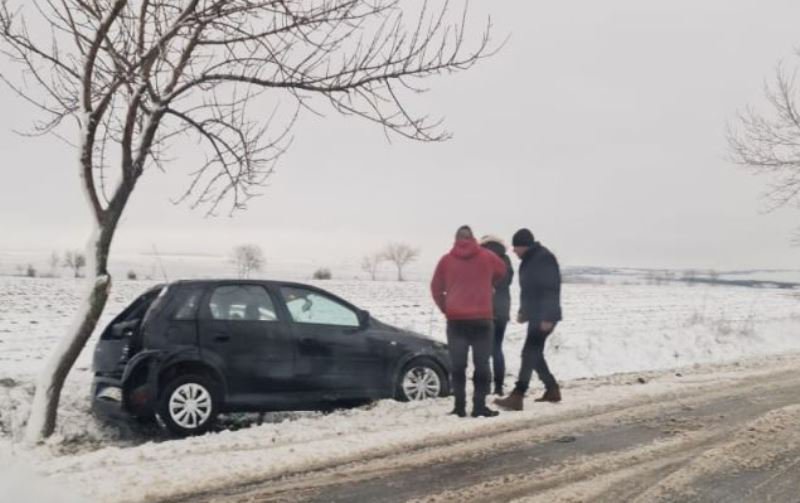 Iarna s-a întors în județul Botoșani: Mai multe mașini au derapat și au ieșit de pe carosabil - FOTO