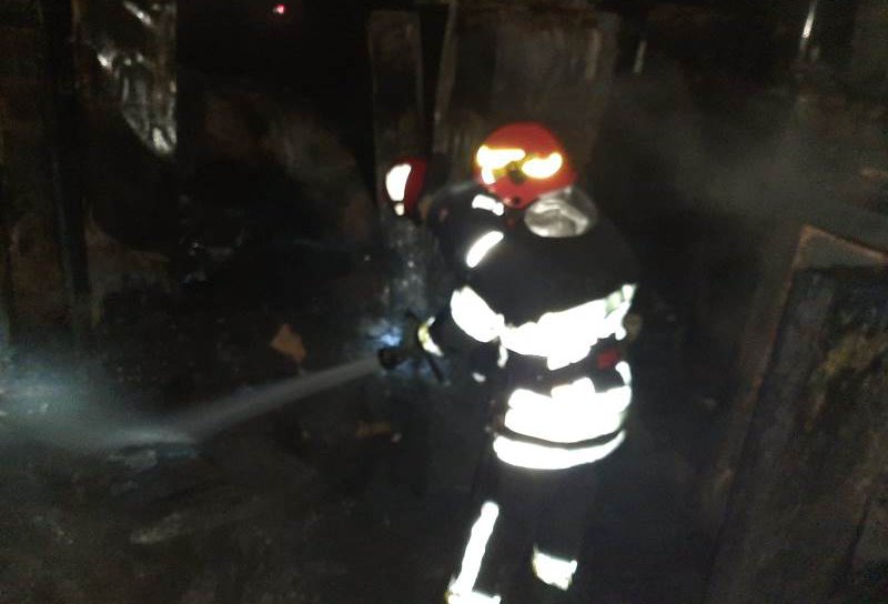 Familie din Botoșani păgubită de foc. Un incendiu le-a distrus casa - FOTO