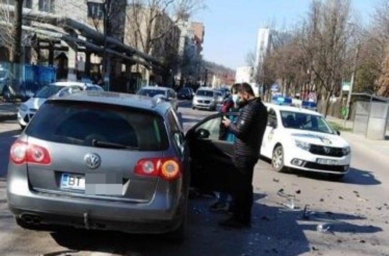 Două mașini s-au ciocnit puternic la Iași. Un șofer din Botoșani a fost implicat
