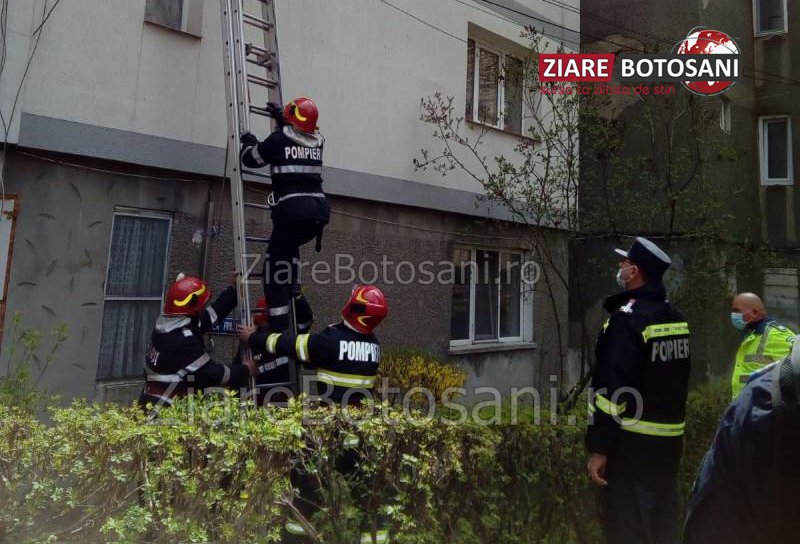 Femeie din Dorohoi blocată în apartament salvată cu ajutorul pompierilor - FOTO