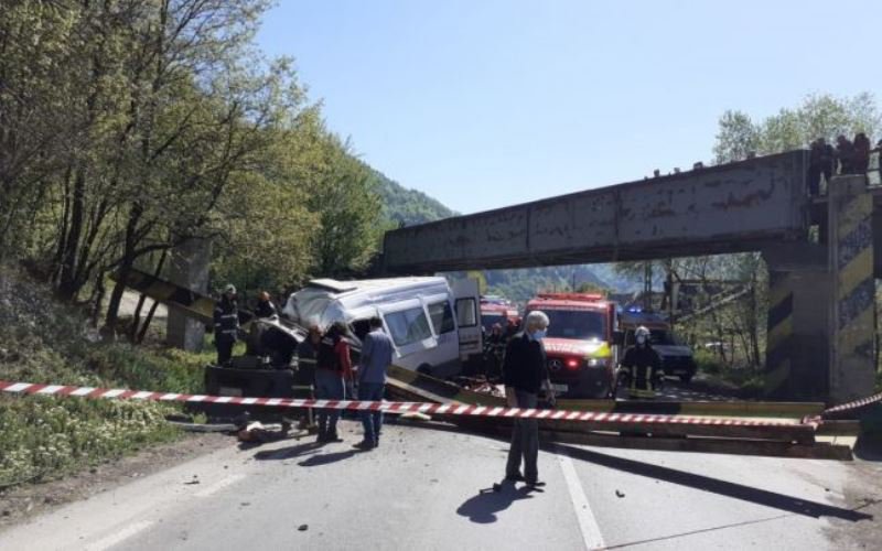 Accident mortal după ce grinda unui pod de cale ferată a căzut peste un microbuz - FOTO