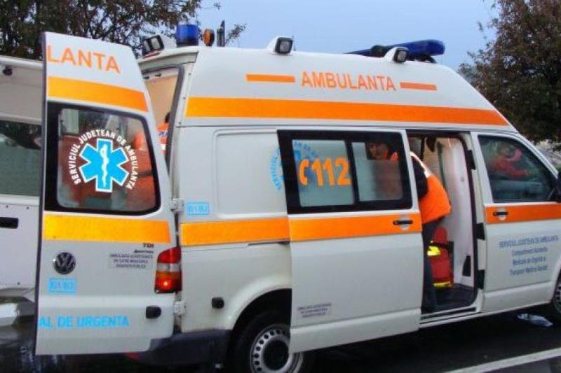 Bărbat luat cu ambulanța de pe o stradă din Botoșani
