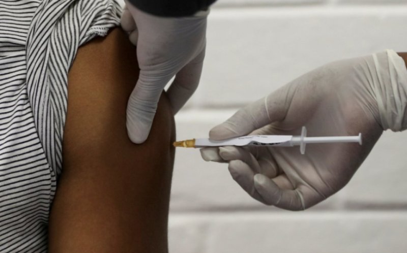 Un bărbat din Dorohoi şi-a făcut trei doze de vaccin pentru că „vede şi aude mai bine”