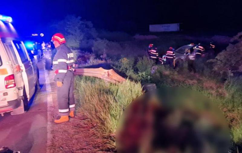 Cinci tineri din Botoşani în stare gravă, după ce şoferul de 19 ani a ajuns cu maşina într-o râpă