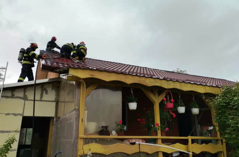 Pompierii intervin în aceste momente la un incendiu izbucnit la acoperișul unei case din Botoșani