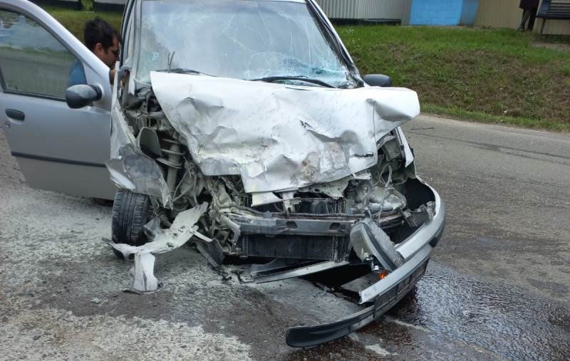 Bărbat ajuns la spital în urma coliziunii dintre două autovehicule - FOTO
