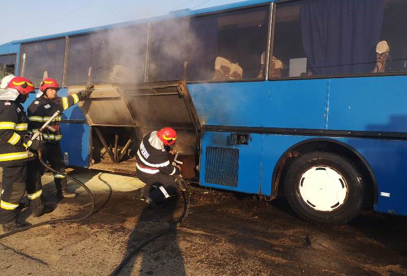 Un autocar în care se aflau 21 de copii a luat foc, în comuna George Enescu - FOTO
