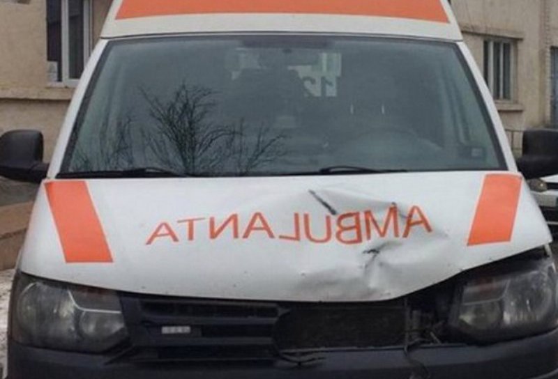 Ambulanță implicată într-un accident rutier la Cătămărăști Deal