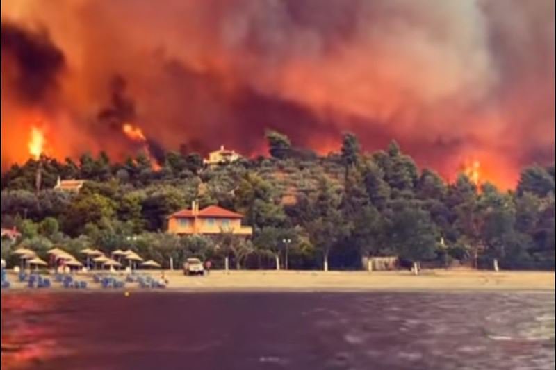 Incendiile continuă să mistuie Grecia. Pompierii români se luptă cu focul de mai bine de trei zile