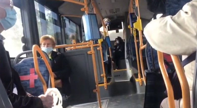 Adolescenți recalcitranți după ce au fost dați jos din autobuz pentru că nu purtau mască. Au bătut șoferul